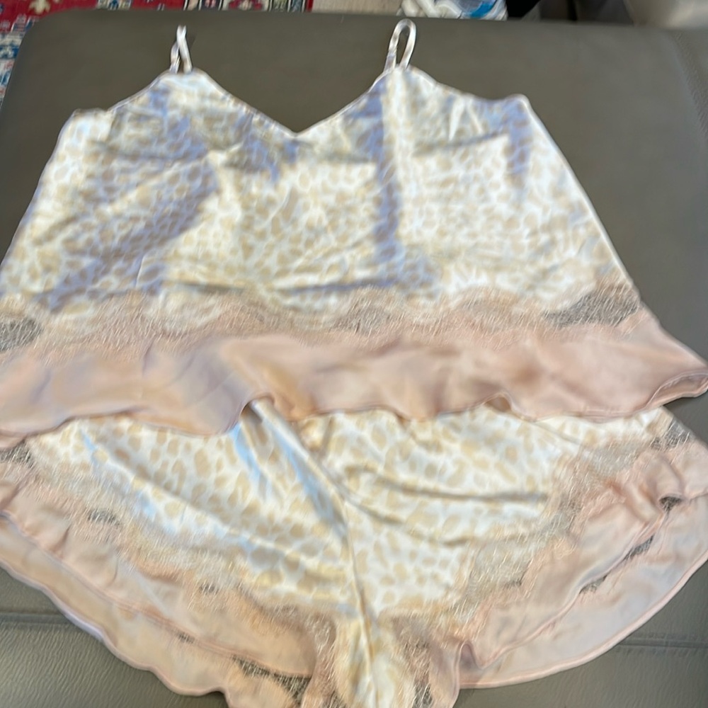 2piece  XL never worn Victoria Secret nightie set light tan paisley